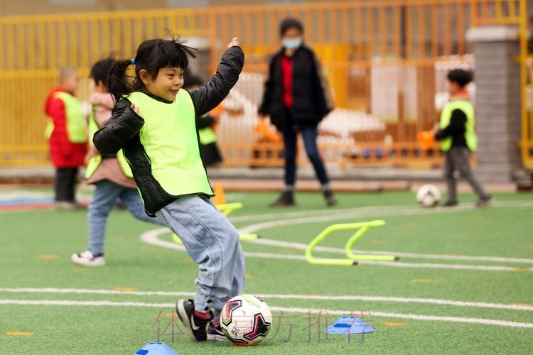 玩转足球 放飞希望——东胜区金融广场幼儿园足球运动纪实